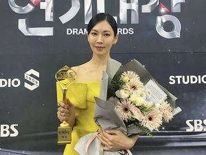 Gaya 8 Artis Korea di SBS Drama Awards, Kim So Yeon Bawa Pulang Daesang Gaya 8 Artis Korea di SBS Drama Awards, Kim So Yeon Bawa Pulang Daesang