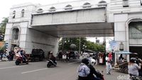 Jorok! Jembatan KAA Bandung Dipenuhi Sampah dan Bau