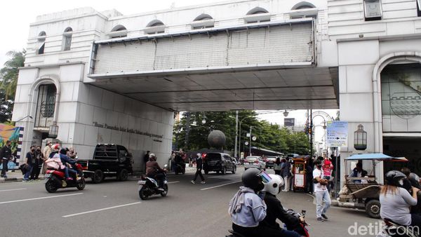 Jorok! Jembatan KAA Bandung Dipenuhi Sampah dan Bau