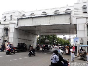 Jorok! Jembatan KAA Bandung Dipenuhi Sampah dan Bau