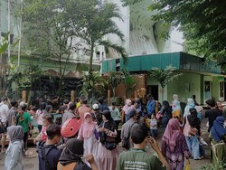 Pengunjung Kebun Binatang Surabaya Membeludak!