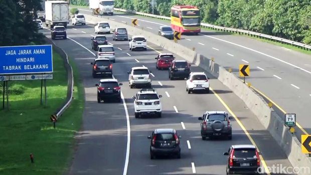 Libur pergantian tahun 2022, situasi arus lalu lintas di ruas jalan tol Cipularang, dari arah Jakarta menuju Bandung alami kepadatan, kondisi ini terpantau sekitar pukul 08.30 WIB di kilometer 79, wilayah Babakancikao, Purwakarta.