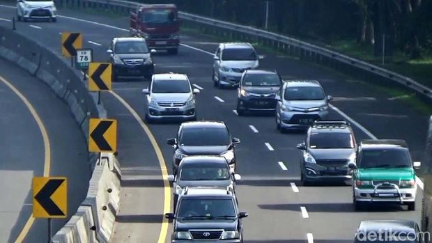 Libur pergantian tahun 2022, situasi arus lalu lintas di ruas jalan tol Cipularang, dari arah Jakarta menuju Bandung alami kepadatan, kondisi ini terpantau sekitar pukul 08.30 WIB di kilometer 79, wilayah Babakancikao, Purwakarta.