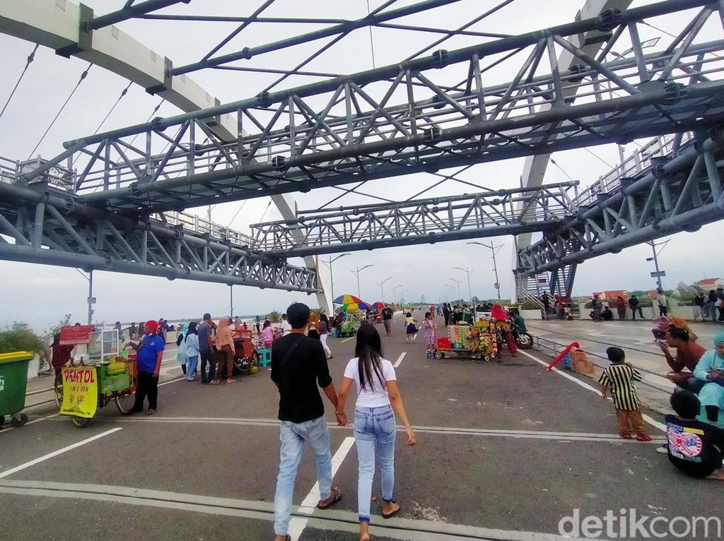 Makin Sore, Jembatan Suroboyo Kian Ramai