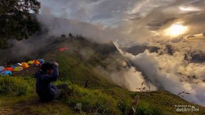 Menanti Sunset Terindah di Pelawangan Sembalun Rinjani