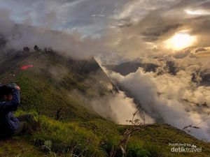 Menanti Sunset Terindah di Pelawangan Sembalun Rinjani Menanti Sunset Terindah di Pelawangan Sembalun Rinjani