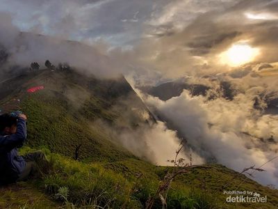 Menanti Sunset Terindah di Pelawangan Sembalun Rinjani