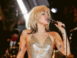 Ups, Payudara Miley Cyrus Hampir Terlihat di Konser Tahun Baru