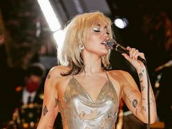 Pesawat Jet Miley Cyrus Disambar Petir, Untung Selamat