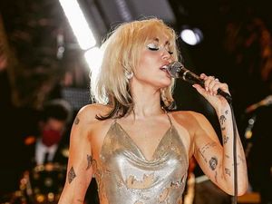 Ups, Payudara Miley Cyrus Hampir Terlihat di Konser Tahun Baru Ups, Payudara Miley Cyrus Hampir Terlihat di Konser Tahun Baru