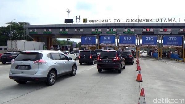 Penampakan Antrean Kendaraan Gerbang Tol Cikatama di Awal 2022