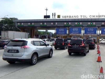 Penampakan Antrean Kendaraan Gerbang Tol Cikatama di Awal 2022