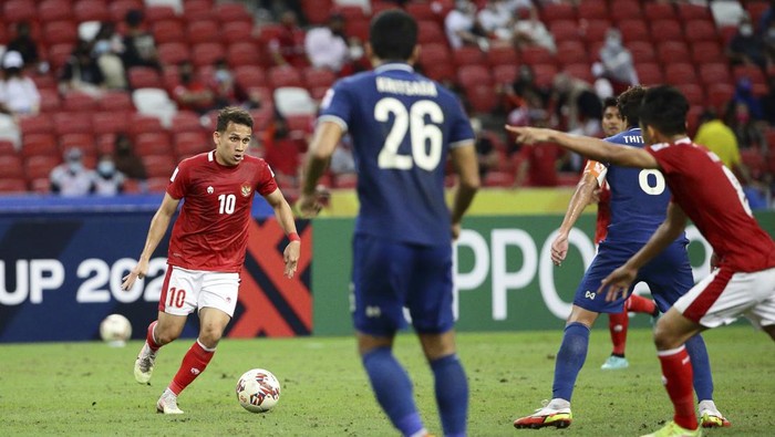 Egy Maulana Vikri of Indonesia, left, looks to pass during the AFF Suzuki Cup 2020 final first leg soccer match between Indonesia and Thailand in Singapore, Wednesday, Dec. 29, 2021. (AP Photo/Suhaimi Abdullah)
