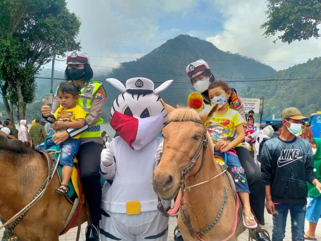 Polisi Kerahkan Polwan Berkuda di Telaga Sarangan Ajak Patuh Prokes