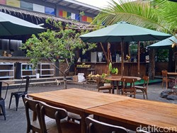 Buat Makan Keluarga, Ada Nasi Liwet dan Kepiting Lada Hitam di Daun Kelapa