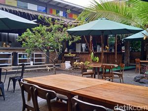 Buat Makan Keluarga, Ada Nasi Liwet dan Kepiting Lada Hitam di Daun Kelapa Buat Makan Keluarga, Ada Nasi Liwet dan Kepiting Lada Hitam di Daun Kelapa