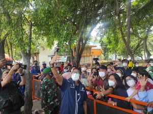 Sandiaga Datangi Pantai Ancol, Warga Rebutan Ajak Selfie