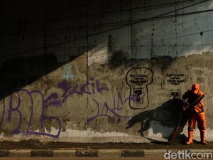 Duit Miliaran, Kerjanya Tukang Sapu Jalan