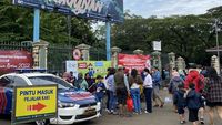 Potret Ramainya Pengunjung Ragunan di Awal Tahun 2022