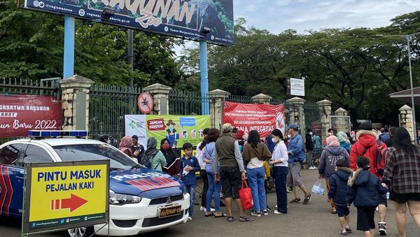 Potret Ramainya Pengunjung Ragunan di Awal Tahun 2022