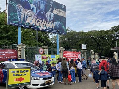 Potret Ramainya Pengunjung Ragunan di Awal Tahun 2022