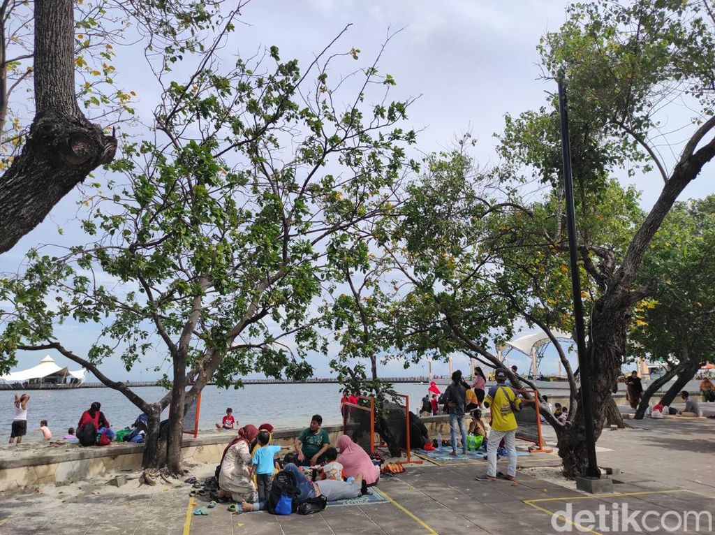 Pantai Ancol Ramai Pengunjung di Hari Pertama Tahun Baru 2022