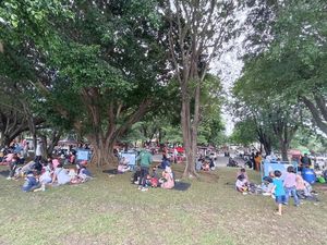 Antusiasnya Warga Ajak Keluarga ke Taman Mini demi Rasakan Vibes Tahun Baru