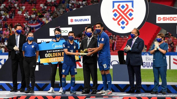 Thailand's Chanathip Songkrasin (centre L) and Teerasil Dangda (centre R) share the Golden Boot award in the AFF Suzuki Cup 2020 football tournament after the final match between Thailand and Indonesia at the National Stadium in Singapore on January 1, 2022. (Photo by Roslan RAHMAN / AFP)