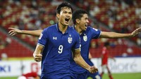 Thailand menyamakan skor menjadi 1-1 di menit ke-54. Adisak Kraisorn merobek gawang Nadeo setelah menyambar bola rebound tembakan Bordin.