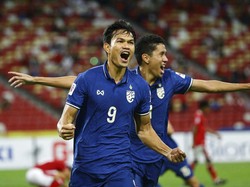 Thailand menyamakan skor menjadi 1-1 di menit ke-54. Adisak Kraisorn merobek gawang Nadeo setelah menyambar bola rebound tembakan Bordin.