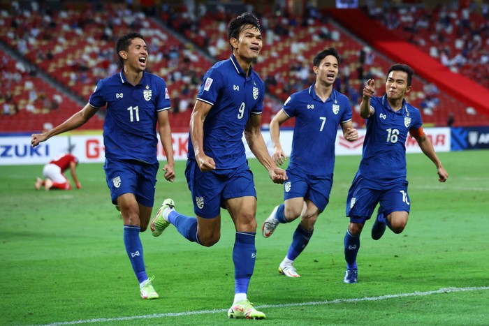 SINGAPORE, SINGAPORE - JANUARY 01: Adisak Kraisorn #9 of Thailand celebrates with his teammates after scoring their first goal against Indonesia in the second half during the second leg of the AFF Suzuki Cup final at the National Stadium on January 01, 2022 in Singapore. (Photo by Yong Teck Lim/Getty Images)