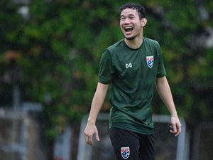 Latihan Thailand Jelang Hadapi Indonesia: Santai di Bawah Guyuran Hujan Latihan Thailand Jelang Hadapi Indonesia: Santai di Bawah Guyuran Hujan