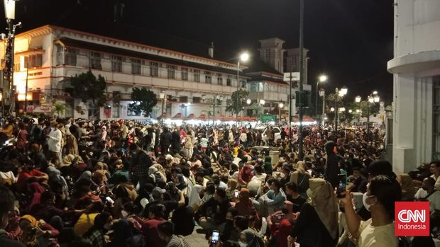 Lautan manusia menjejali kawasan Titik Nol Kilometer, Kota Yogyakarta, kala malam pergantian Tahun Baru 2022. Mereka tumpah ruah ke jalan menyaksikan penyalaan kembang api. CNN Indonesia/Tunggul Damarjati