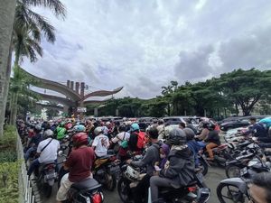 TMII Diserbu Warga yang Hendak Wisata, Kendaraan Mengular di Pintu Masuk