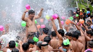 Tradisi Perang Air Sambut Tahun Baru di Bali