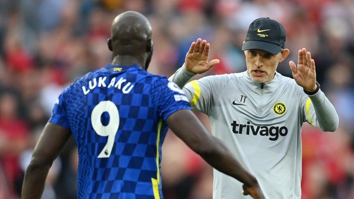LIVERPOOL, ENGLAND - AUGUST 28: Thomas Tuchel, Manager of Chelsea and Romelu Lukaku of Chelsea interact during the Premier League match between Liverpool  and  Chelsea at Anfield on August 28, 2021 in Liverpool, England. (Photo by Michael Regan/Getty Images)