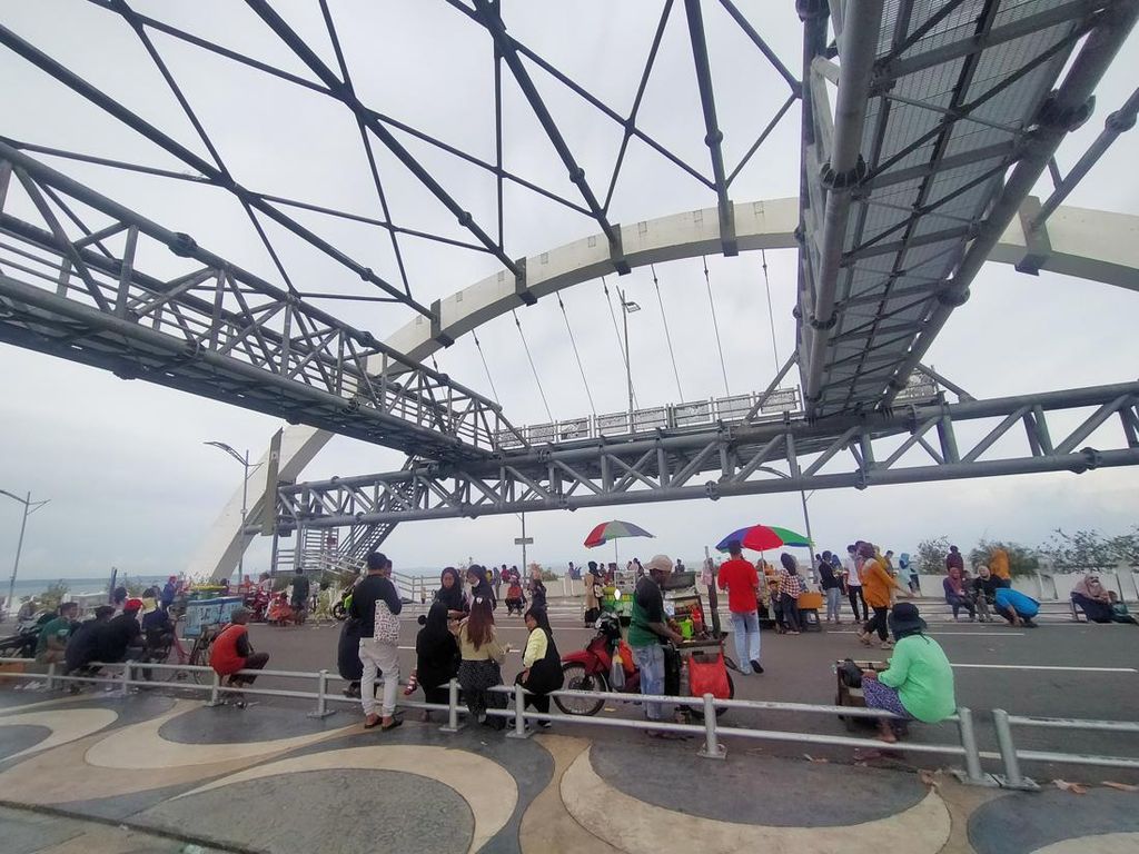 Jembatan Suroboyo Kenjeran Ramai Dikunjung Meski Tutup, PKL Bebas Jualan