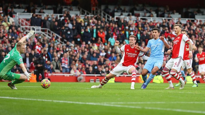 LONDON, ENGLAND - JANUARY 01: Rodrigo of Manchester City scores their sides second goal during the Premier League match between Arsenal  and  Manchester City at Emirates Stadium on January 01, 2022 in London, England. (Photo by Catherine Ivill/Getty Images)