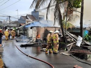 2 Orang Tewas Akibat Kebakaran Bengkel di Mampang Jaksel
