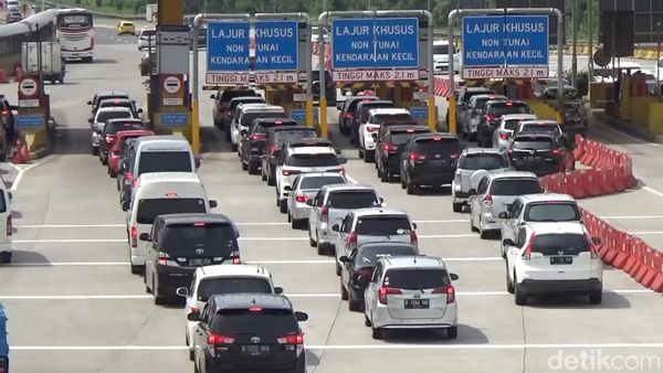 Antrean di Gerbang Tol Kalitama Arah Bandung Saat Arus Liburan