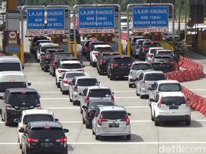 Antrean Kendaraan Mengular di GT Kalitama Arah Bandung Antrean Kendaraan Mengular di GT Kalitama Arah Bandung