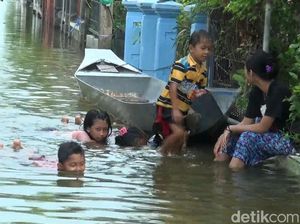 Curhat Warga Lamongan Lewati Momen Tahun Baru dalam Kepungan Banjir