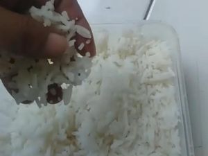 Heboh Beras Bansos Apek-Tak Layak Konsumsi Ditemukan di Pandeglang Heboh Beras Bansos Apek-Tak Layak Konsumsi Ditemukan di Pandeglang