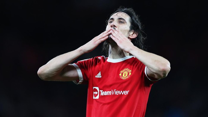 MANCHESTER, ENGLAND - DECEMBER 30: Edinson Cavani of Manchester United celebrates their sides victory following the Premier League match between Manchester United and Burnley at Old Trafford on December 30, 2021 in Manchester, England. (Photo by Clive Brunskill/Getty Images)