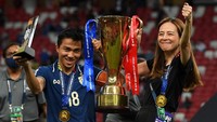 Chanathip Songkrasin bersama trofi-trofinya, dan Madam Pang. Foto: AFP/ROSLAN RAHMAN