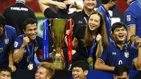 Chanathip Songkrasin dekat Madam Pang, manajer timnas Thailand yang digadang-gadang punya peran besar dalam keberhasilan skuad Gajah Perang. Foto: AP/Suhaimi Abdullah