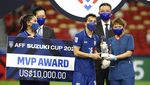 Foto: Momen Chanathip Kecup Trofi Juara di Tangan Madam Pang