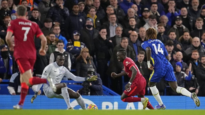 Liverpools Sadio Mane, second right, takes the ball past Chelseas goalkeeper Edouard Mendy to score the opening goal during the English Premier League soccer match between Chelsea and Liverpool at Stamford Bridge in London, Sunday, Jan. 2, 2022. (AP Photo/Matt Dunham)