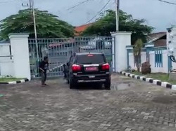 Mirip Film Action, Deteni Rudenim Surabaya Kabur Bawa Mobil Tabrak Gerbang