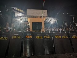 Dijaga Ketat TNI-Polri, Massa Padati Milad Front Persaudaraan Islam